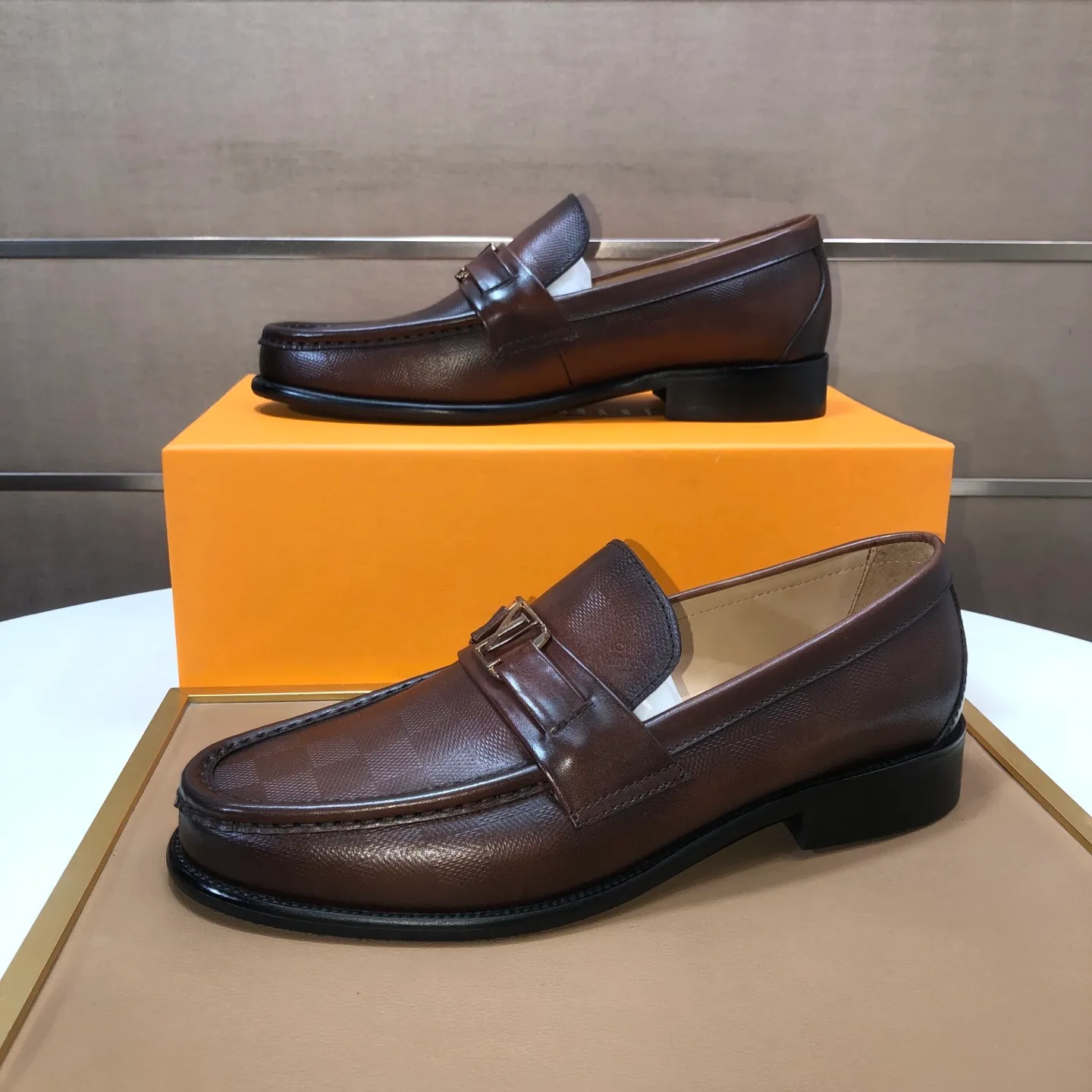 Men's men's shoes💰540💰[LV] (original single cowhide lining)🍀LV's latest genuine leather business suit shoes are available on the official website at the same time. The first-layer cowhide imported from Italy is made of heavy gold, and the official website has a 1:1 rubber outsole. Versatile to wear, high-end without losing class, and the color combination is extraordinary. This four-season style is alluring when worn on your feet, showing off your big-name flair. Standard code 38-45 (45 customized)